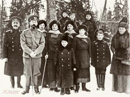Семья императора Николая II на прогулке в Гатчинском парке. Ок. 1912-1913 г.г.